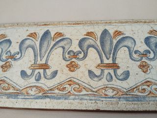 Cenefa cerámica estilo antiguo flor de lis.
