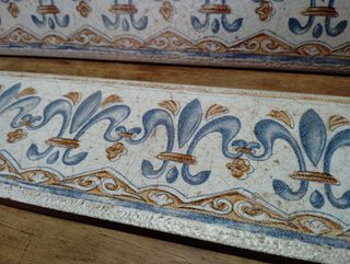 Cenefa cerámica estilo antiguo flor de lis.