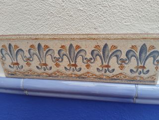 Cenefa cerámica estilo antiguo flor de lis.