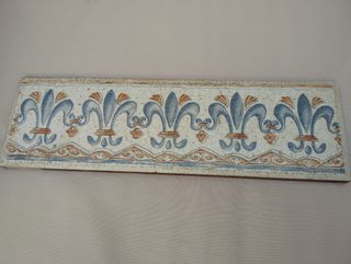 Cenefa cerámica estilo antiguo flor de lis.