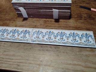 Cenefa cerámica estilo antiguo flor de lis.