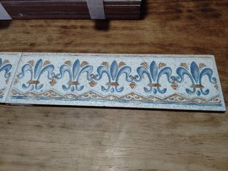 Cenefa cerámica estilo antiguo flor de lis.