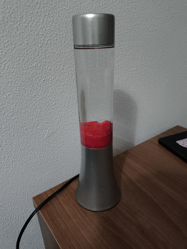Lámpara de lava roja y plateada