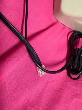 Teléfono antiguo gris verdoso con dial giratorio