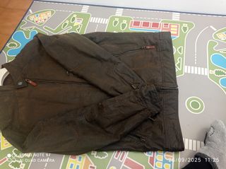 Cazadora bomber hombre caqui encerada