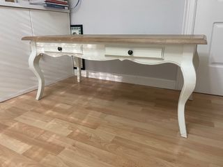 Mesas madera blanca y marrón 