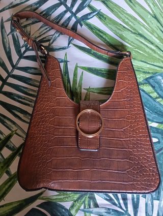 Bolso marrón con detalle dorado