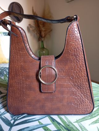 Bolso marrón con detalle dorado