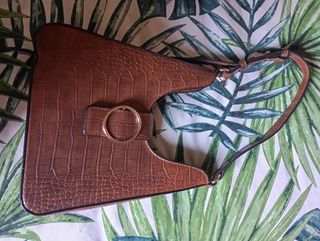 Bolso marrón con detalle dorado