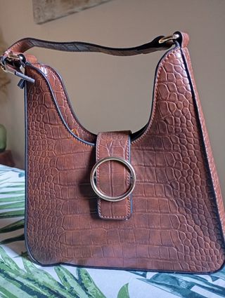 Bolso marrón con detalle dorado