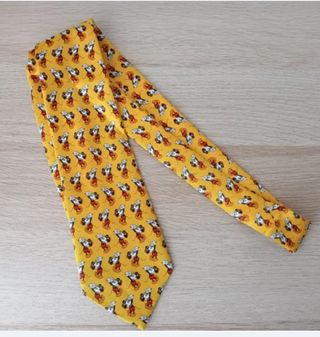 Corbata amarilla con estampado de Mickey Mouse