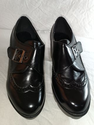 Zapatos negros con hebilla