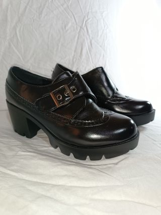 Zapatos negros con hebilla