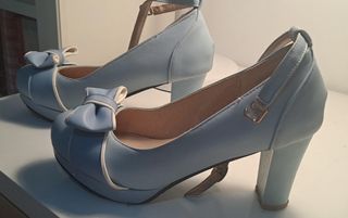 Zapatos de tacón azul claro con lazo
