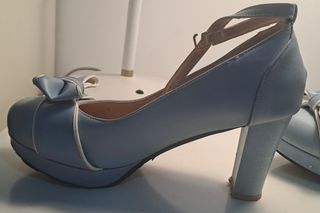 Zapatos de tacón azul claro con lazo