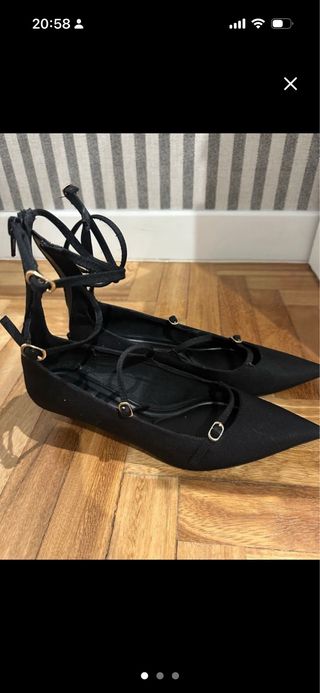 Zapatos planos negros con tiras