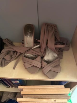 Sandalias de tacón beige con lazada