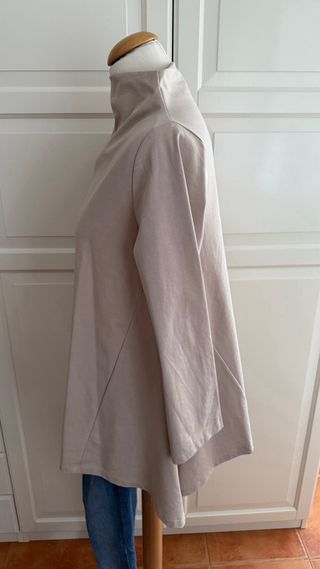 Casaca cuello chimenea beige con broche flor