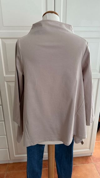 Casaca cuello chimenea beige con broche flor