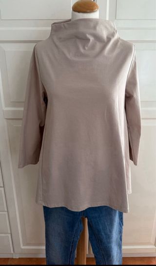 Casaca cuello chimenea beige con broche flor