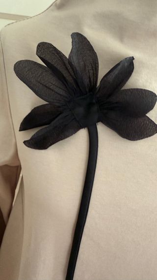 Casaca cuello chimenea beige con broche flor