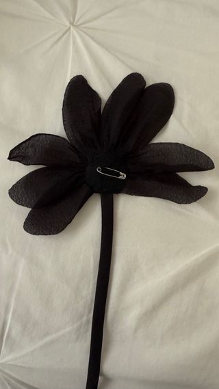 Casaca cuello chimenea beige con broche flor