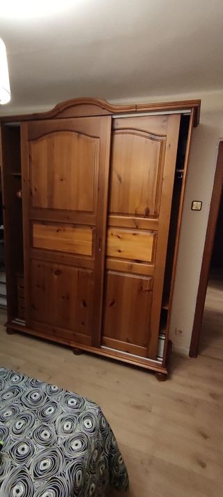 Armario de madera con cajones y barra
