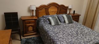 Armario de madera con cajones y barra