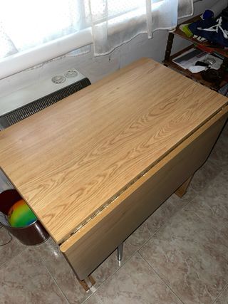 Mesa plegable de madera y metal