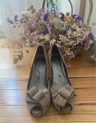 Zapatos de tacón beige con lazo