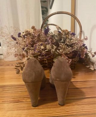 Zapatos de tacón beige con lazo