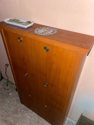 Zapatero de madera con tiradores dorados