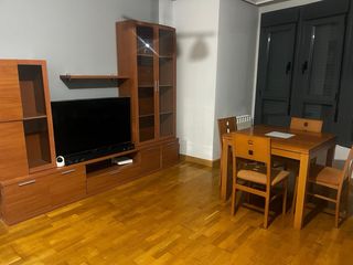 Mueble de salón madera y mesa comedor con 4sillas.