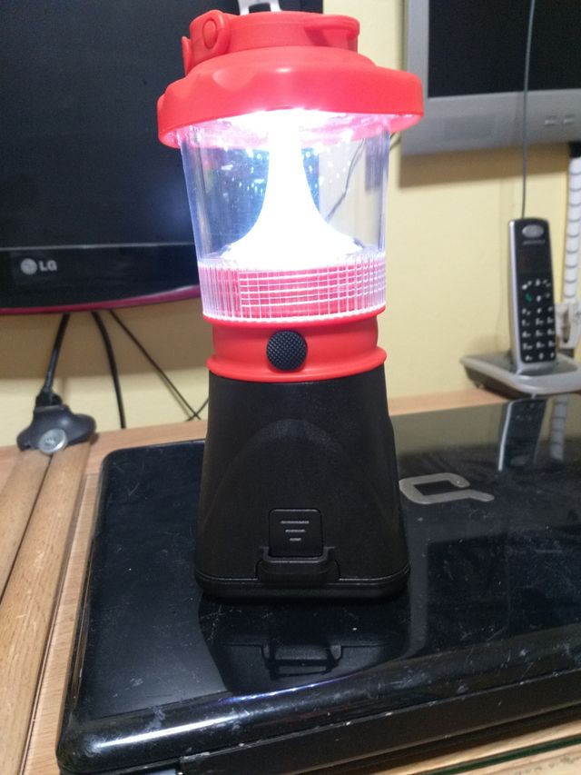 Lámpara de camping solar naranja y negra