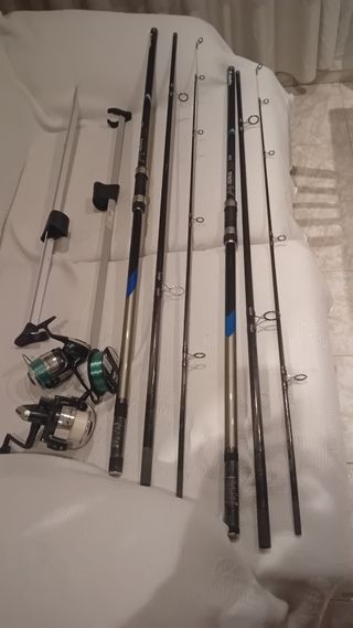 Lote de 2 cañas de pescar y 2 carretes .
