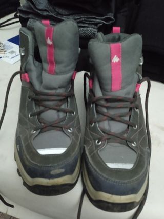Botas de montaña grises y rosas marca Quechua