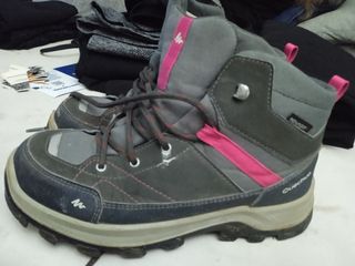 Botas de montaña grises y rosas marca Quechua
