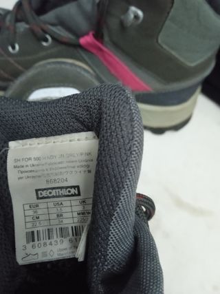 Botas de montaña grises y rosas marca Quechua