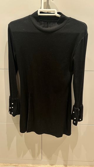 Camiseta larga negra con detalle perlas manga