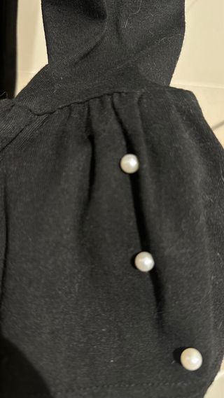 Camiseta larga negra con detalle perlas manga