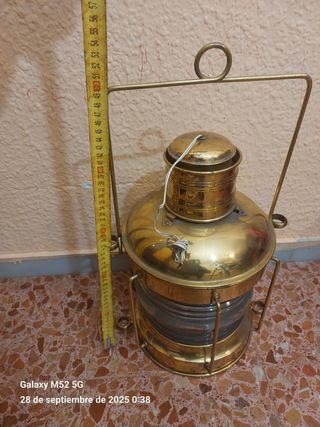 Farol de barco electrificado dorado de latón