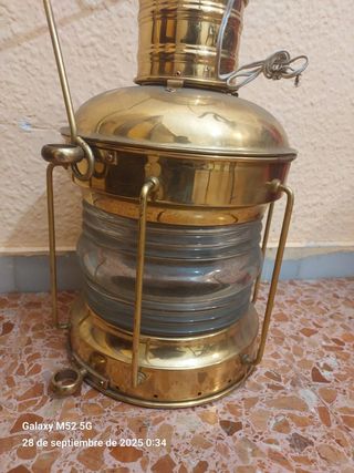Farol de barco electrificado dorado de latón