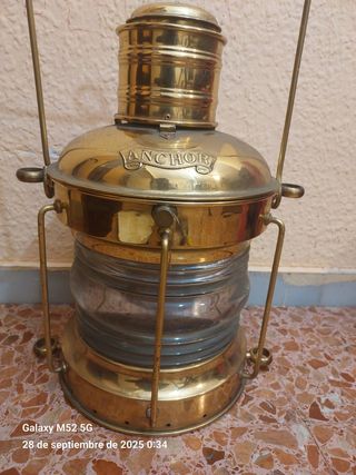 Farol de barco electrificado dorado de latón