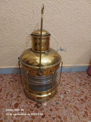 Farol de barco electrificado dorado de latón