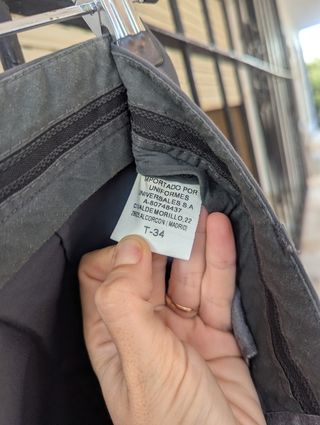 Pantalón de uniforme gris