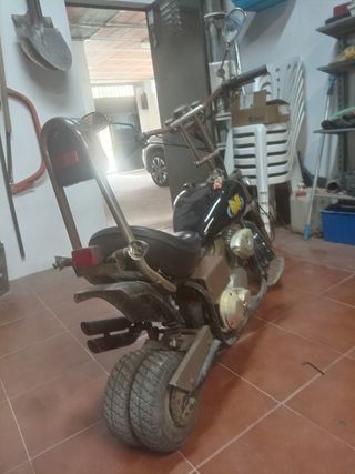 moto de gasolina de 49cc, con un diseño clásico.