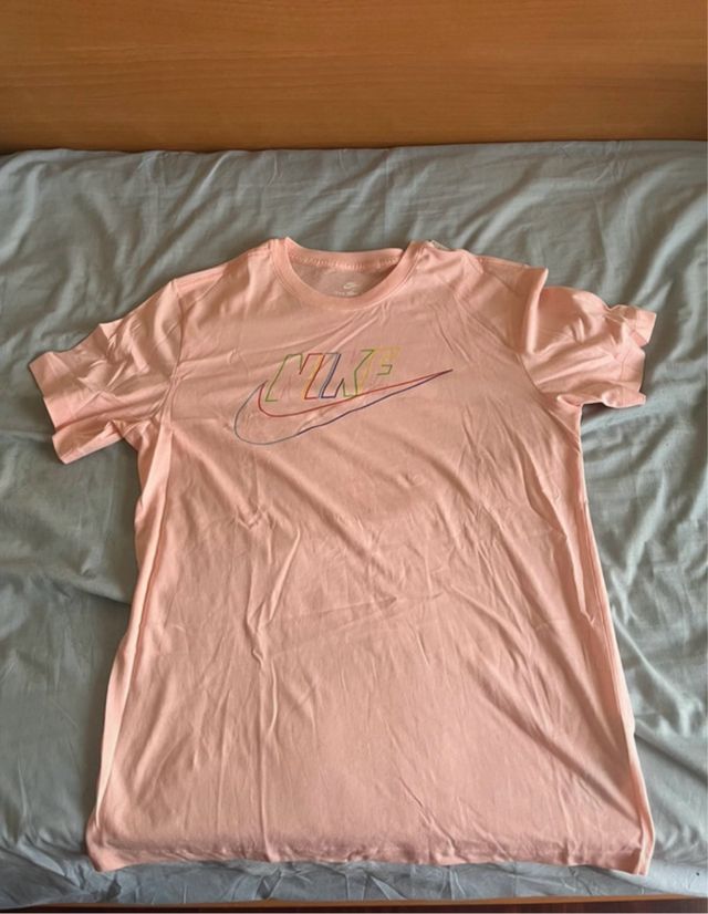 Camiseta Nike rosa con logo arcoíris