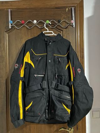 Chaqueta moto negra y amarilla