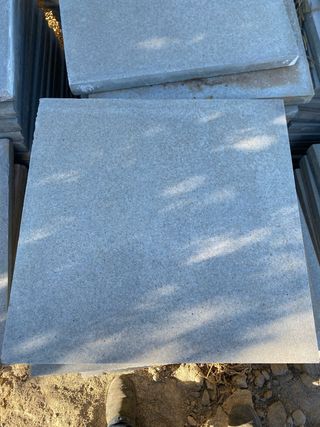 Pavimento terrazo gris