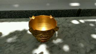 Cenicero dorado decorado